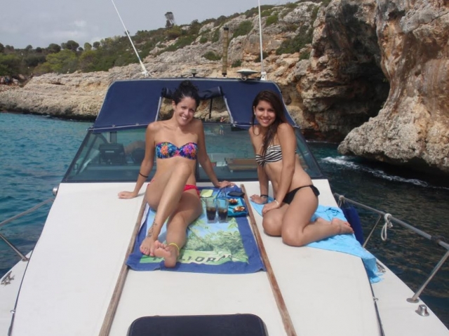 Tumbadas en la cubierta.jpg